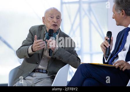 Il sociologo e filosofo francese Edgar Morin partecipa alla conferenza estiva dell'associazione dei datori di lavoro francese Medef la REF 2022 all'ippodromo di Longchamp a Parigi il 30 agosto 2022. Foto di Raphael Lafargue/ABACAPRESS.COM Foto Stock