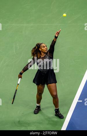 Serena Willaims gareggia nel primo round della sua finale di Grand Slam Tennis al 2022 US Open. Foto Stock