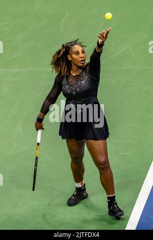 Serena Willaims gareggia nel primo round della sua finale di Grand Slam Tennis al 2022 US Open. Foto Stock