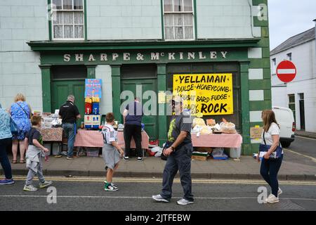 Ballycastle, Regno Unito. 30 agosto 2022. Gli amanti dello shopping all'aperto vendono tradizionali prelibatezze Yellaman e Dulse al giorno di chiusura della fiera più antica d'Irlanda nella città costiera di Ballycastle, sulla costa settentrionale di Antrim, concludendo un fine settimana di contrattazione in banca e un programma ricco di intrattenimento, cucina locale e internazionale alla fiera Ould Lammas. Crediti: Steve Nimmons/Alamy Live News Foto Stock