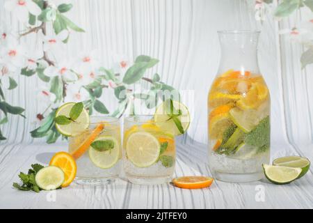 limonata fredda di agrumi con ghiaccio, limone, menta, lime e arancia Foto Stock