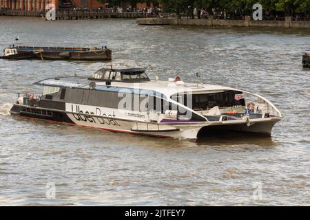 Primo piano del Typhoon Clipper a Thames Clipper Uber Boat sul Tamigi, Londra, Inghilterra, Regno Unito Foto Stock