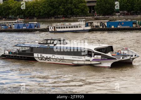 Primo piano del Typhoon Clipper a Thames Clipper Uber Boat sul Tamigi, Londra, Inghilterra, Regno Unito Foto Stock