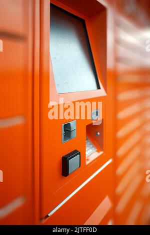 Terminal postale per la consegna automatica dei pacchi. Foto Stock