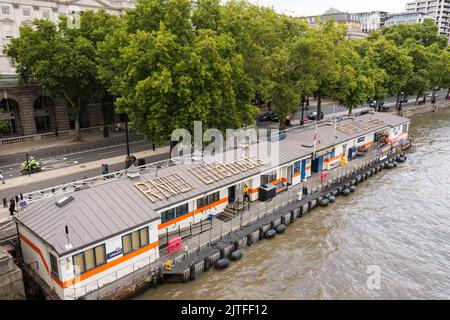 RNLI Tower Lifeboat Station sul fiume Tamigi vicino a Waterloo Bridge, Londra, Inghilterra, Regno Unito Foto Stock