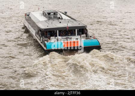 Vista posteriore e primo piano del propellor svegliarsi da un Thames Clipper Uber Boat sul fiume Tamigi, Londra, Inghilterra, Regno Unito Foto Stock