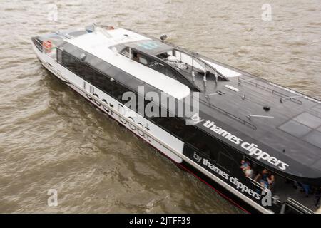 Vista laterale e primo piano di un Thames Clipper Uber Boat sul Tamigi, Londra, Inghilterra, Regno Unito Foto Stock