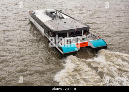 Vista posteriore e primo piano del propellor svegliarsi da un Thames Clipper Uber Boat sul fiume Tamigi, Londra, Inghilterra, Regno Unito Foto Stock