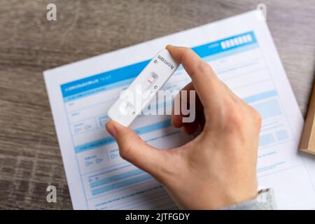 primo piano della mano che tiene il test di autocoronavirus Foto Stock