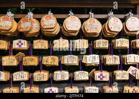 Le placche di preghiera dell'EMA lasciate dai fedeli sono appese al Santuario di Nogi-jinja, a Nogizaka, Akasaka, Tokyo, Giappone. Il piccolo santuario è dedicato al generale Nogi Maresuke e a sua moglie Nogi Shizuko. Foto Stock