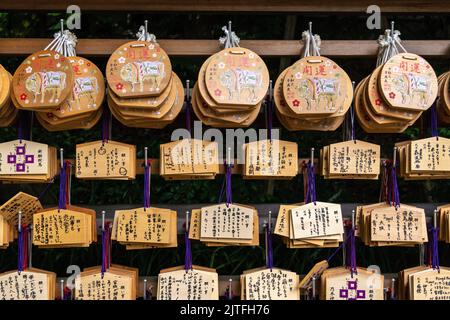 Le placche di preghiera dell'EMA lasciate dai fedeli sono appese al Santuario di Nogi-jinja, a Nogizaka, Akasaka, Tokyo, Giappone. Il piccolo santuario è dedicato al generale Nogi Maresuke e a sua moglie Nogi Shizuko. Foto Stock