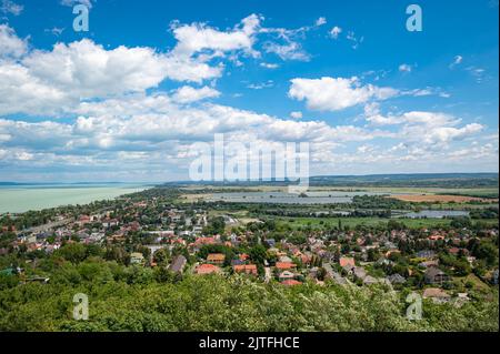 Vista in direzione nord-est da una torre di guardia sulla collina 'Sipos hegy'. Visibile è la città di Fonyód e la riva del lago Balaton in Ungheria. Foto Stock