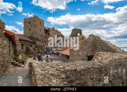 Rovine del famoso castello di Szigliget su una collina vicino al lago Balaton. Foto Stock