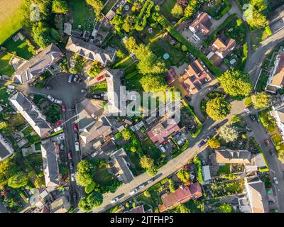 Foto aerea di proprietà residenziale, case e giardini nel villaggio di Pool a Wharfedale, West Yorkshire Foto Stock