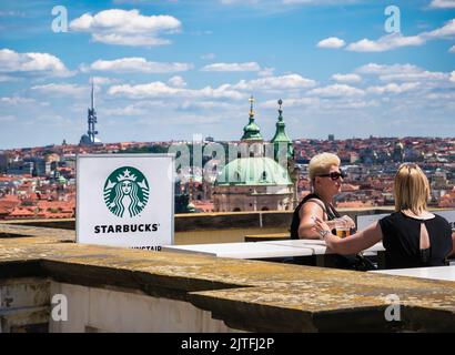 Praga, Repubblica Ceca - Giugno 2022: Catena di caffetterie Starbucks a Praga Foto Stock