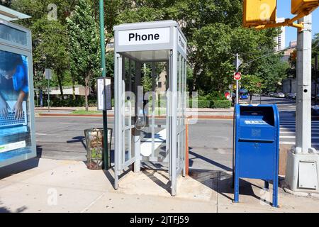 Una cabina telefonica chiusa, una delle poche rimaste, sulla West End Ave nell'Upper West Side di Manhattan, New York. Telefono pubblico a pagamento Foto Stock