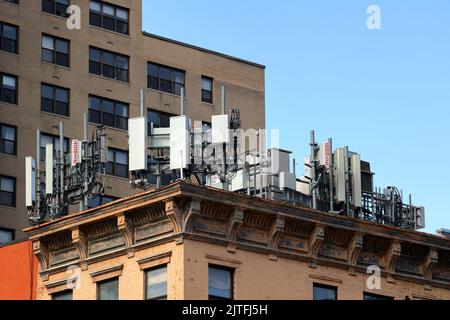 Apparecchiature per telecomunicazioni mobili sul tetto con trasmettitori di rete LTE 4G 5G, wifi, wireless, altre antenne per cellulari e infrastruttura Foto Stock
