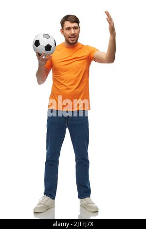 felice uomo sorridente o tifoso di calcio con palla di calcio Foto Stock