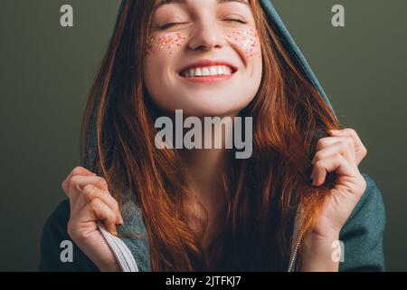 giovane donna bellezza occhi chiusi sorriso toothy Foto Stock