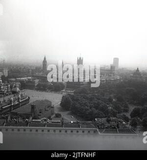 1963, storico, una vista su Whitehall, Londra, Inghilterra, come visto dalla cima della Nuova Zelanda House. L'area conosciuta come Whitehall è la sede del governo britannico e dei suoi uffici amministrativi. Foto Stock