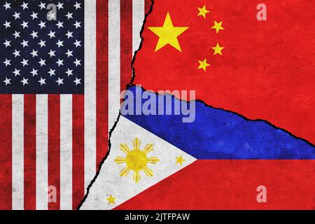 USA, Filippine e Cina dipinse bandiere su un muro con una crepa. Conflitto tra Stati Uniti d'America, Cina e Filippine Foto Stock