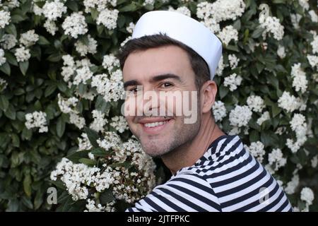 Buon marinaio con cappello e camicia a righe Foto Stock