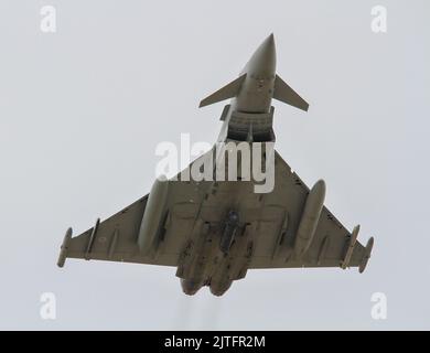 RAF Euro Fighter Typhoon atterrando su Runway 25 a RAF Coningsby 15th agosto 2022 Foto Stock