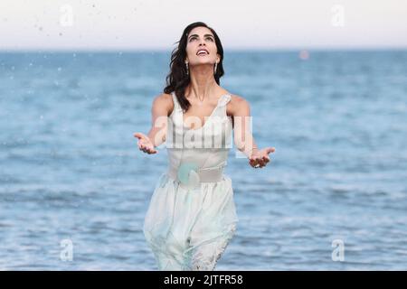 L'attrice spagnola Rocío Muñoz Morales madrina della 79th Mostra Internazionale del Cinema di Venezia posa lungo la spiaggia il 30 agosto 2022 a Venezia. Foto di Marco Piovanotto/ABACAPRESS.COM Foto Stock