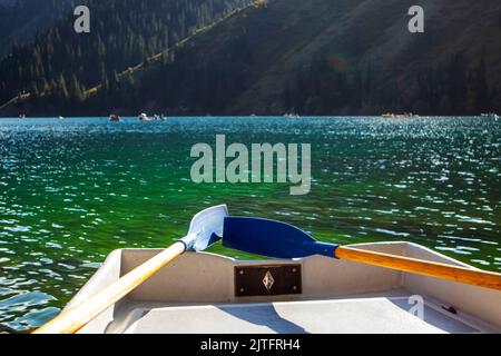 un remo da una barca sullo sfondo di un lago di montagna. Foto Stock