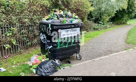 Edinburgh Bin scioperi, borse di poo per cani e rifiuti accumulati. Scozia Regno Unito. 2022 Foto Stock