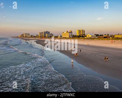 Luce solare mattutina sulla spiaggia di Jacksonville sull'Oceano Atlantico a Jacksonville Beach Florida USA Foto Stock
