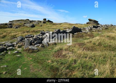 Irishman;s muro e la pietra Logan su Belstone Tor, Dartmoor, Devon, Inghilterra, UK Foto Stock