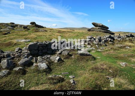 Irishman;s muro e la pietra Logan su Belstone Tor, Dartmoor, Devon, Inghilterra, UK Foto Stock