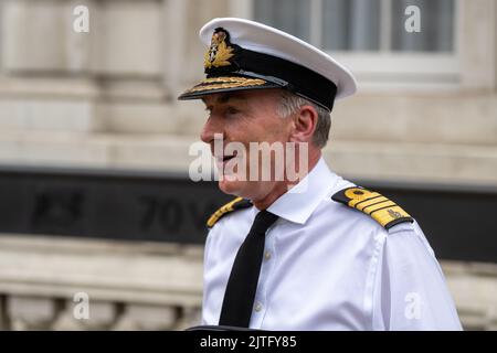 Londra, Regno Unito. 30th ago, 2022. Ammiraglio Sir Antony David Radakin, KCB, ADC, capo dello staff della Difesa, presso il Gabinetto, 70 Westminster London UK Credit: Ian Davidson/Alamy Live News Foto Stock