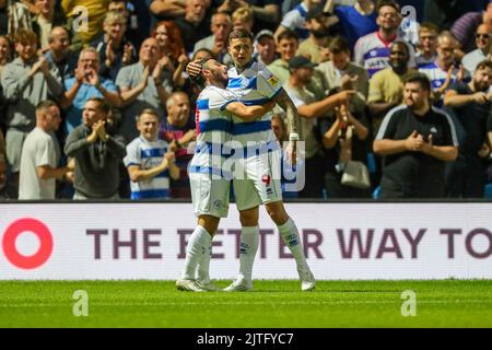 Ilias Chair di QPR celebra il suo obiettivo con Lyndon Dykes di QPR durante la partita del campionato Sky Bet tra Queens Park Rangers e Hull City al Loftus Road Stadium, Londra martedì 30th agosto 2022. (Credit: Ian Randall | MI News) Credit: MI News & Sport /Alamy Live News Foto Stock