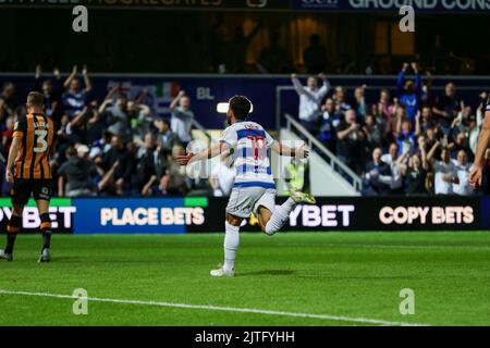 Ilias Chair di QPR celebra il suo obiettivo durante la partita del campionato Sky Bet tra Queens Park Rangers e Hull City al Loftus Road Stadium, Londra, martedì 30th agosto 2022. (Credit: Ian Randall | MI News) Credit: MI News & Sport /Alamy Live News Foto Stock