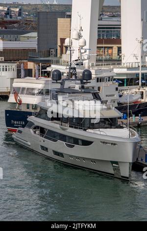 grande superyacht a motore privato accanto al centro commerciale gunwharf quays sul lungomare di portsmouth nel regno unito, milionari. Foto Stock