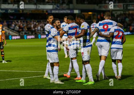 Ethan Laird di QPR celebra il suo obiettivo con Ilias Chair durante la partita del campionato Sky Bet tra Queens Park Rangers e Hull City al Loftus Road Stadium, Londra, martedì 30th agosto 2022. (Credit: Ian Randall | MI News) Credit: MI News & Sport /Alamy Live News Foto Stock