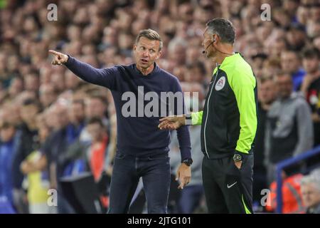 Leeds, Regno Unito. 30th ago, 2022. Jesse Marsch manager di Leeds Unitedreats con il quarto David Coote ufficiale durante la partita della Premier League Leeds United vs Everton a Elland Road a Leeds, Regno Unito, 30th agosto 2022 a Leeds, Regno Unito, il 8/30/2022. (Foto di James Heaton/News Images/Sipa USA) Credit: Sipa USA/Alamy Live News Foto Stock