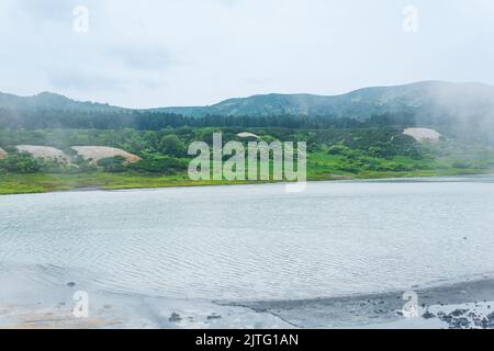 Caldo lago mineralizzato nella caldera del vulcano Golovnin sull'isola di Kunashir Foto Stock