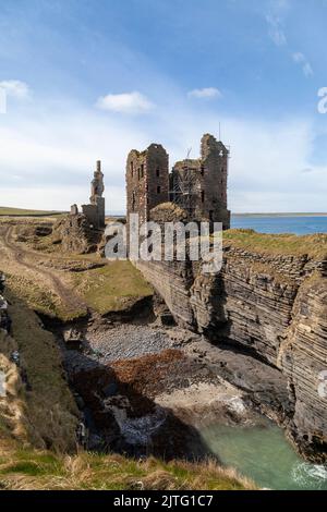 Castello Sinclair Girnigoe si trova a circa 3 miglia a nord di Wick sulla costa orientale di Caithness, Scozia Foto Stock