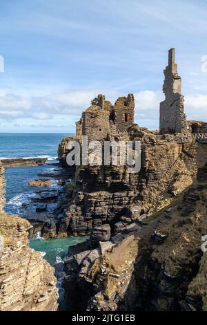 Castello Sinclair Girnigoe si trova a circa 3 miglia a nord di Wick sulla costa orientale di Caithness, Scozia Foto Stock