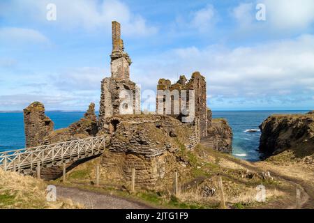 Castello Sinclair Girnigoe si trova a circa 3 miglia a nord di Wick sulla costa orientale di Caithness, Scozia Foto Stock