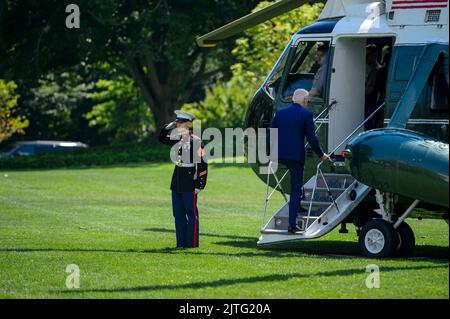 La Guardia Marina degli Stati Uniti saluta come il presidente degli Stati Uniti Joe Biden si accosto a Marine One sul prato meridionale della Casa Bianca a Washington, DC sulla sua strada per Wilkes-barre, Pennsylvania per rilasciare osservazioni sul suo piano americano più sicuro che ridurrebbe ulteriormente il crimine delle armi martedì 30 agosto 2022. Credito: Bonnie Cash/Pool tramite CNP /MediaPunch Foto Stock