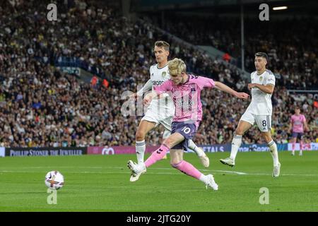 Leeds, Regno Unito. 30th ago, 2022. Anthony Gordon #10 di Everton segna per renderlo 0-1 durante la partita della Premier League Leeds United vs Everton a Elland Road a Leeds, Regno Unito, 30th agosto 2022 a Leeds, Regno Unito, il 8/30/2022. (Foto di James Heaton/News Images/Sipa USA) Credit: Sipa USA/Alamy Live News Foto Stock