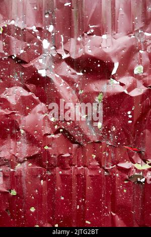 Cancello pieno di proiettili. Tracce di pallottole e frammenti di conchiglie Foto Stock