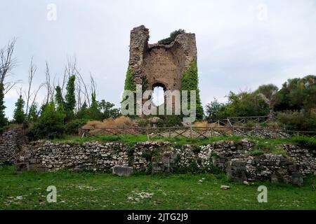 Caserta Vecchia, Italia. 30th ago, 2022. Resti del 1800s° castello di Caserta Vecchia, Italia meridionale. Casertavecchia, 30 agosto 2022. (Foto di Vincenzo Izzo/Sipa USA) Credit: Sipa USA/Alamy Live News Foto Stock