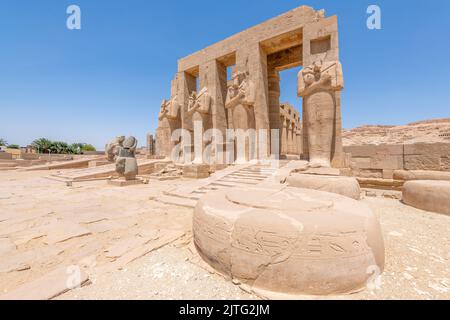 Le rovine del Ramesseum sulla riva occidentale di Luxor, Egitto Foto Stock