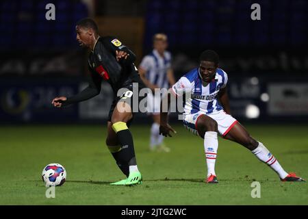 Kayne Ramsay di Harrogate Town in azione con Mouhamed Niang di Hartlepool United durante la partita del Papa John's EFL Trophy tra Hartlepool United e Harrogate Town a Victoria Park, Hartlepool martedì 30th agosto 2022. (Credit: Marco Fletcher | NOTIZIE MI) Credit: NOTIZIE MI & Sport /Alamy Live News Foto Stock