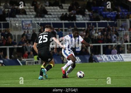 Mouhamed Niang di Hartlepool si è Unito in azione con George Horbury di Harrogate Town durante la partita del Papa John's EFL Trophy tra Hartlepool United e Harrogate Town a Victoria Park, Hartlepool martedì 30th agosto 2022. (Credit: Marco Fletcher | NOTIZIE MI) Credit: NOTIZIE MI & Sport /Alamy Live News Foto Stock